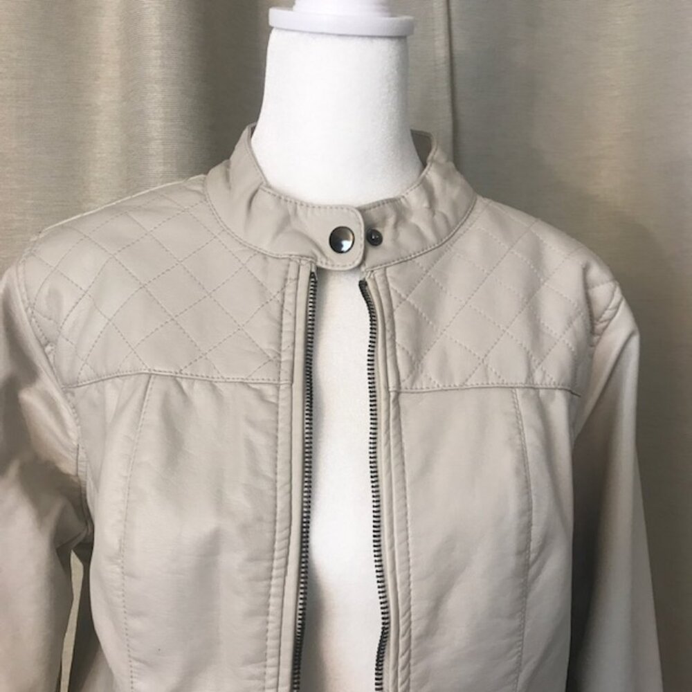 Chic Spring Jacket in Neutral Crème Color by Apt 9